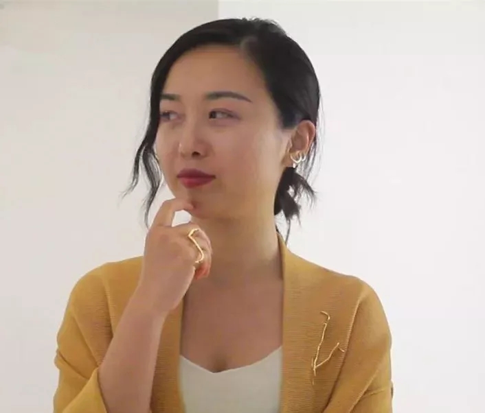 劉蔓佩戴著“療”系列首飾作品在展覽現(xiàn)場