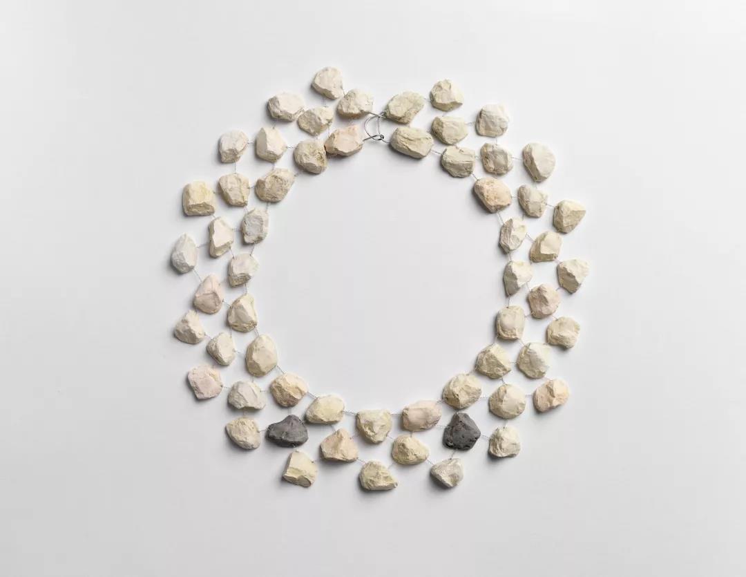 項鏈, 2019, 銀，混凝土 ©Vered Kaminski