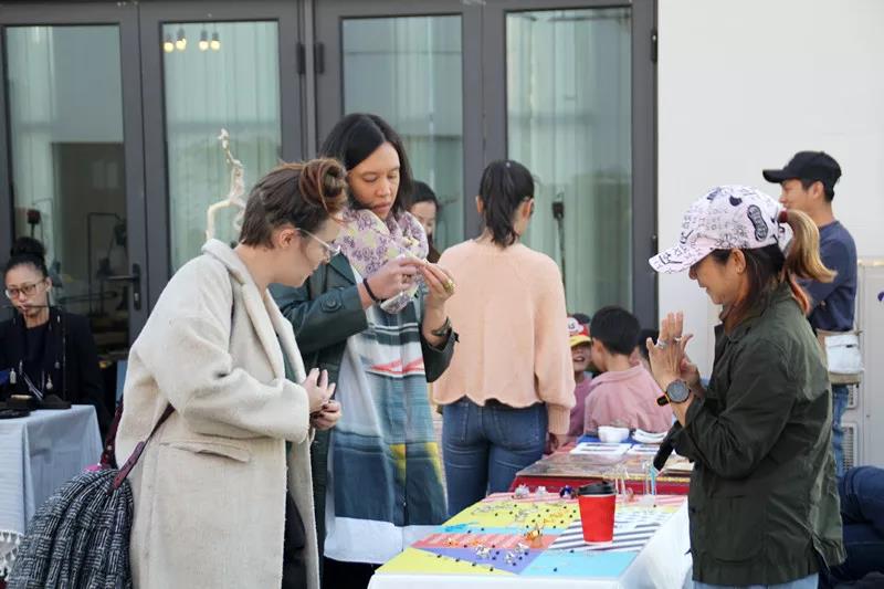 在AIVA最浪漫的頂樓天臺設(shè)立首飾、陶瓷、手作、插畫等近10個藝術(shù)攤位
