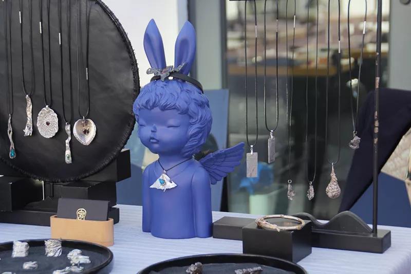 在AIVA最浪漫的頂樓天臺設(shè)立首飾、陶瓷、手作、插畫等近10個藝術(shù)攤位