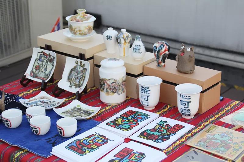 在AIVA最浪漫的頂樓天臺設(shè)立首飾、陶瓷、手作、插畫等近10個藝術(shù)攤位