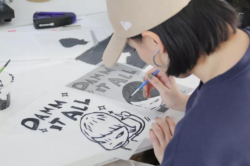 版畫工作室屋頂印畫也同時進(jìn)行了一場有趣的絲網(wǎng)版畫工坊