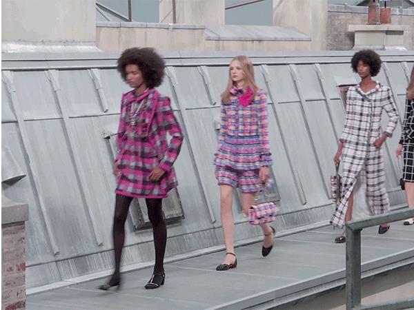 CHANEL2020春夏大秀將“屋頂”變?yōu)樾銏? /></p>
<p style=
